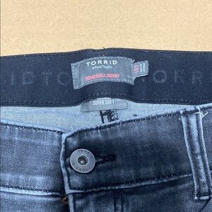 Torrid Black Wash Bombshell Skinny Jeans